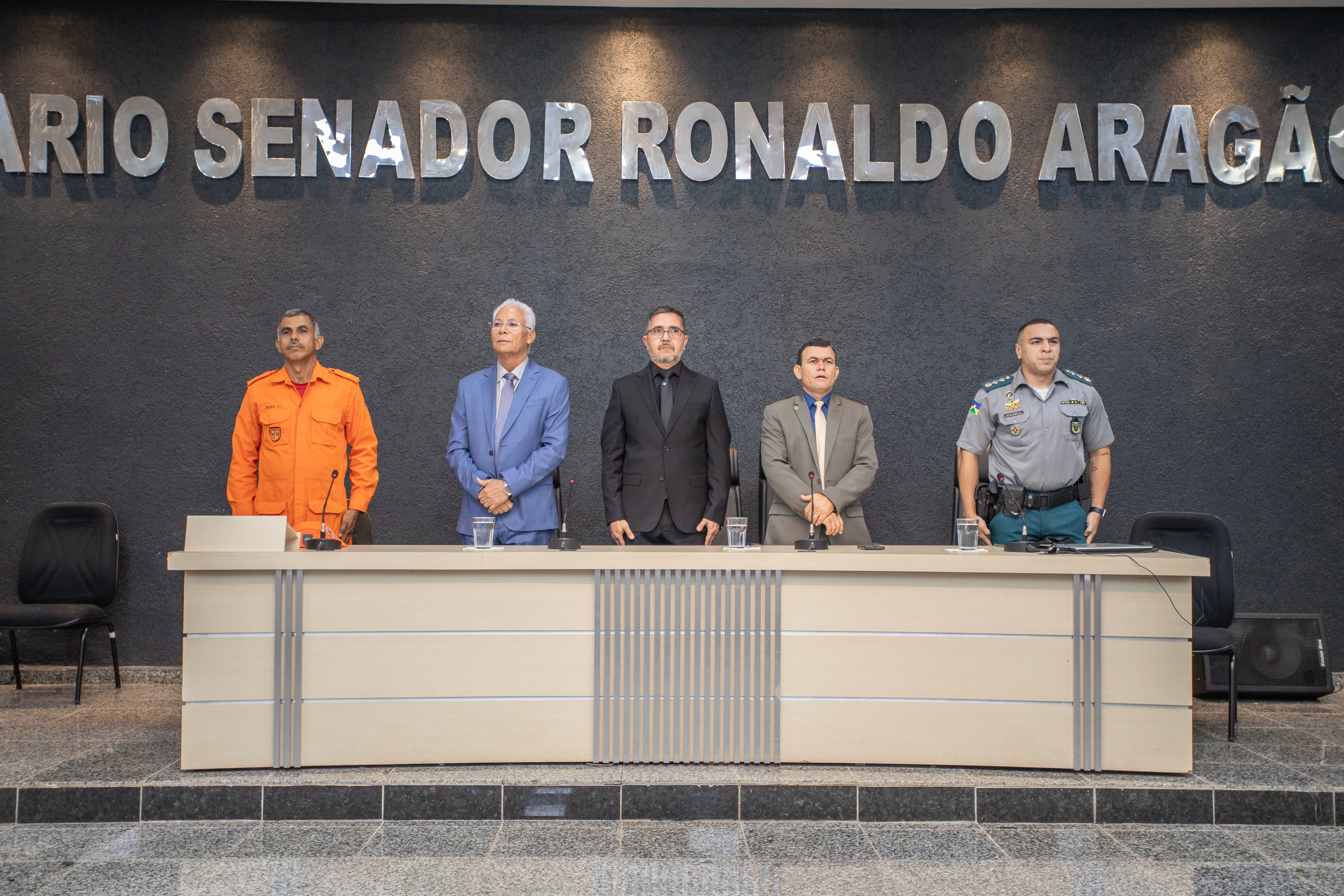 Moção de aplausos em homenagem a agentes de segurança