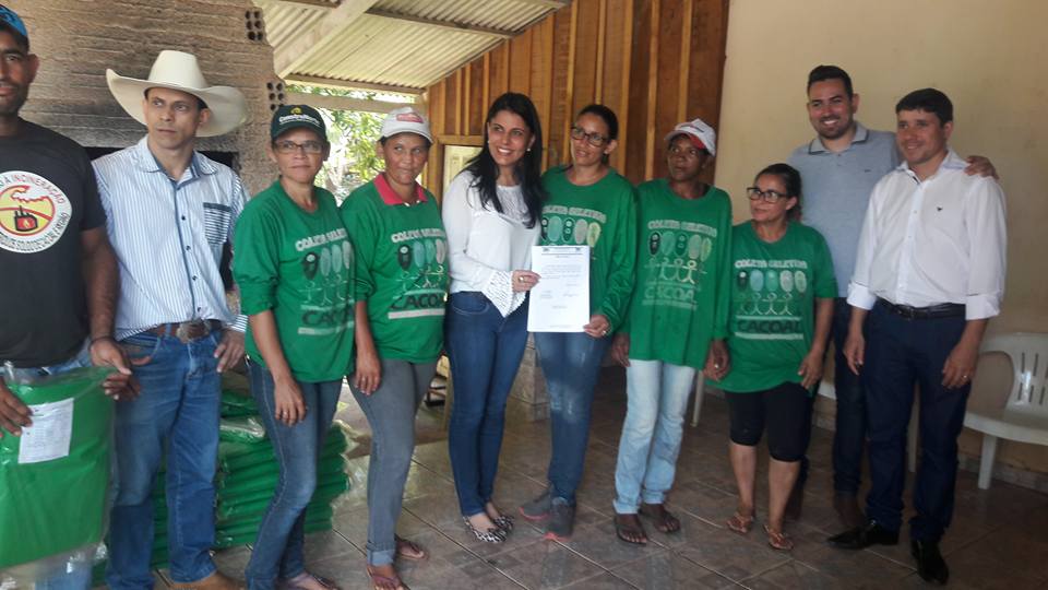 Vereadores participam de entrega de material a catadores de resíduos