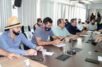 Atendendo convocação da Câmara, Dr. Parada comparece e responde perguntas, tira dúvidas dos parlamentares e confirma morte de pacientes