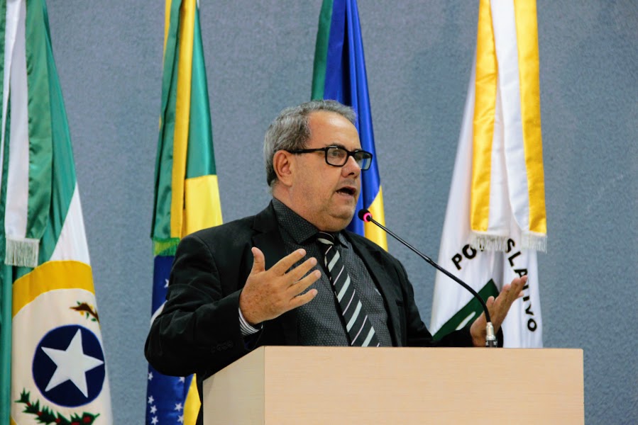 Cemitério de Cacoal está tomado pelo matagal, denuncia Vereador Corazinho