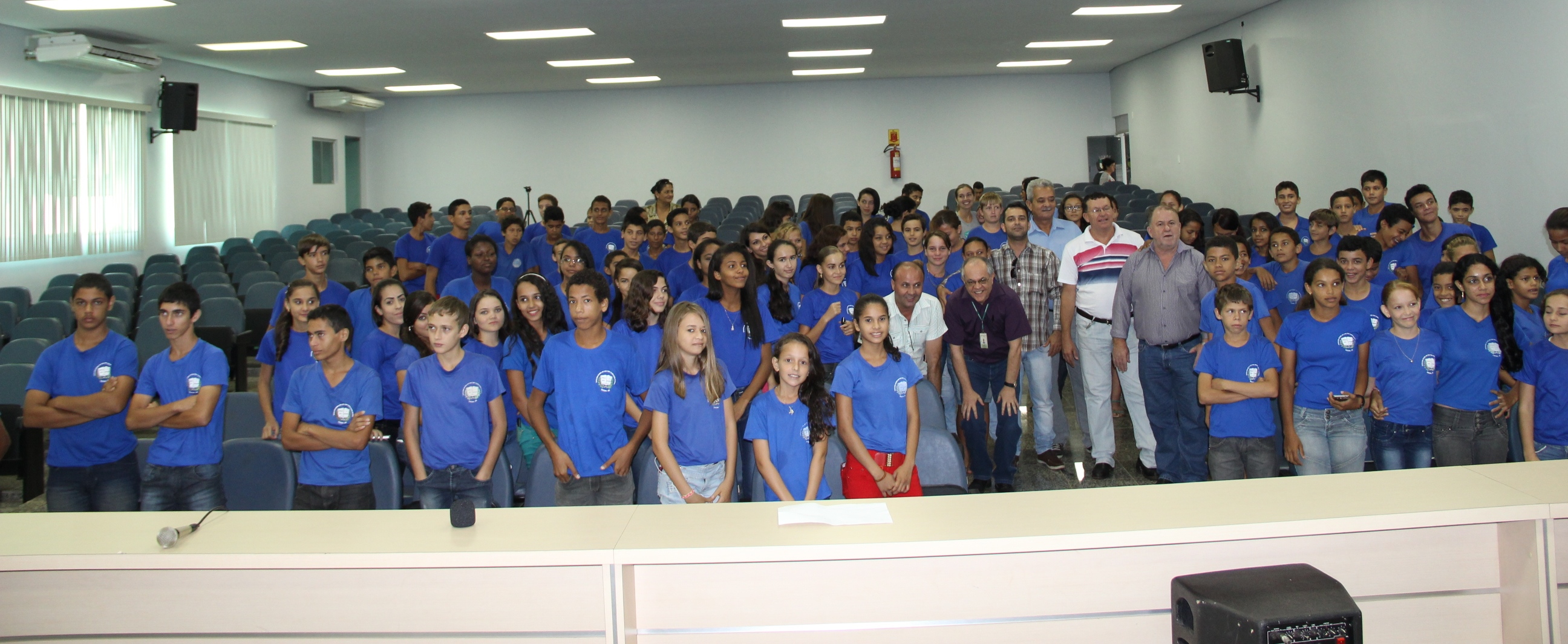 Alunos da Escola Claudio Manoel da Costa visitam a Câmara 