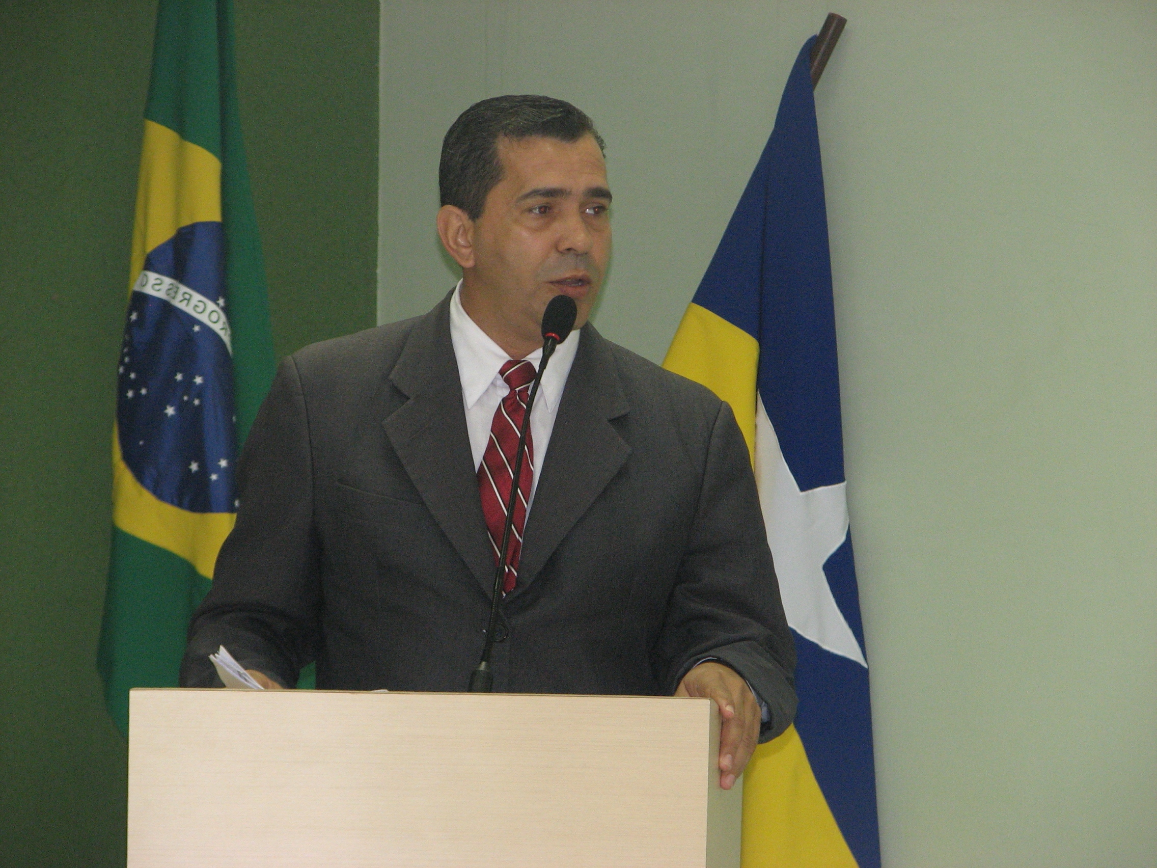 Cezar Castro cobra solução para o Municipal