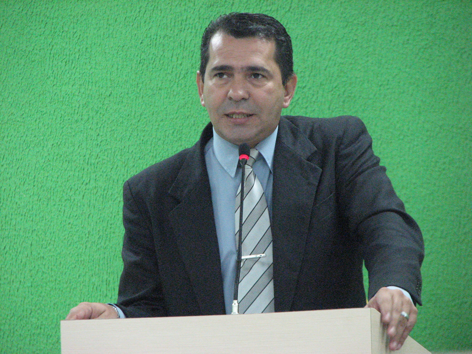 Cezar Castro quer lei das filas nos bancos sendo cumprida