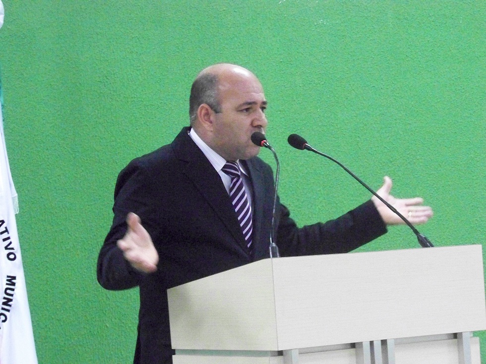 Fernando cobra condição para atendimento na Semast e recuperação de rua 