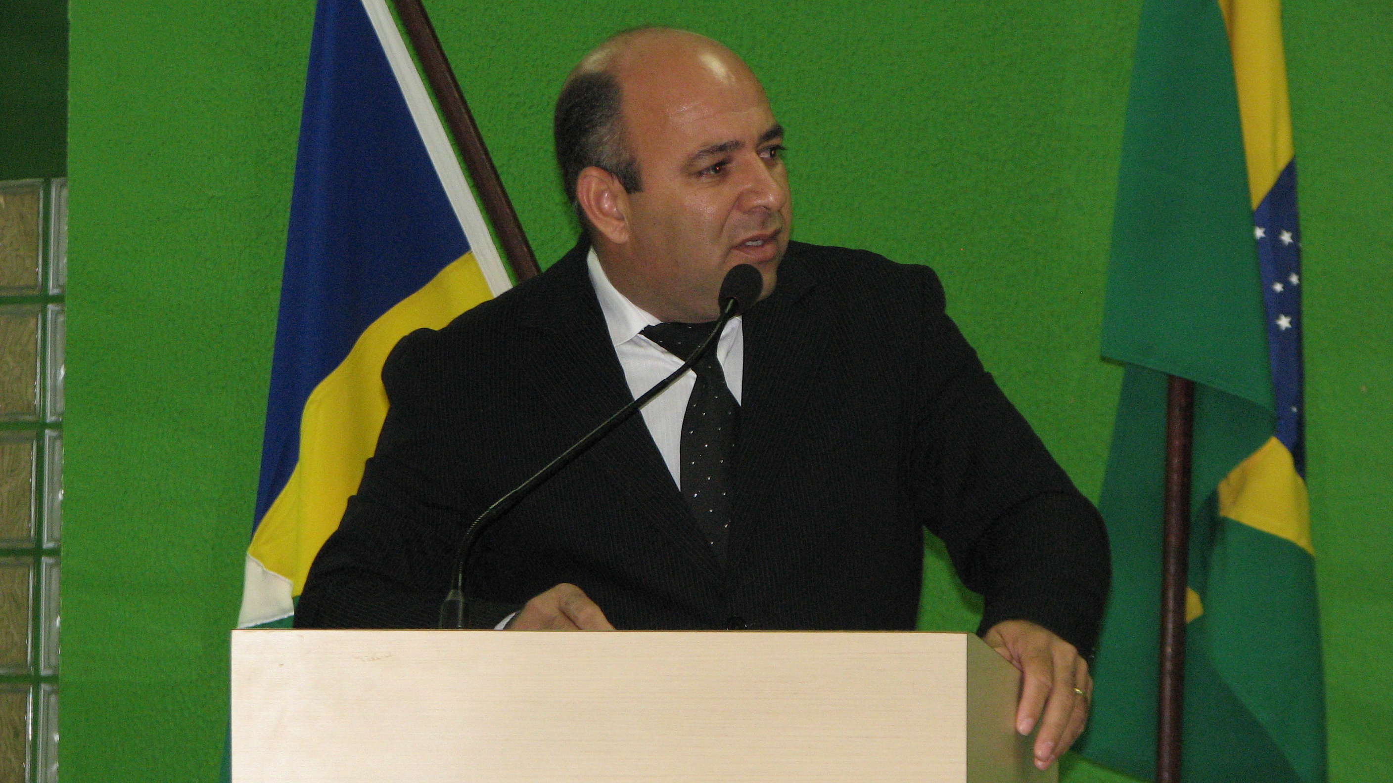 Fernando intercede por moradores e critica administração pelo acúmulo de lixo 
