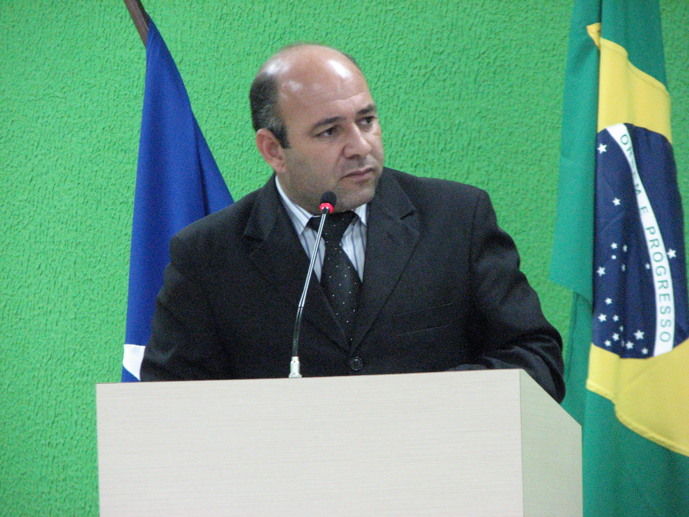 FERNANDO MINERVINO COBRA IMPLANTAÇÃO DO PROJETO “CALÇADA PARA TODOS”
