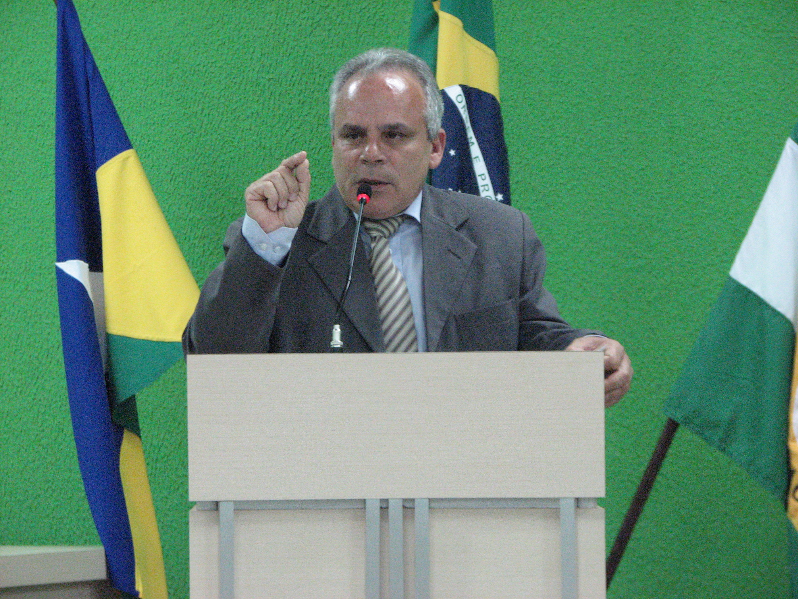 KATATAL DEFENDE O FIM DE DOIS TURNOS NA PREFEITURA  
