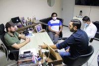 Pichek recebe assessor da Emater e membro da casa civil em seu gabinete