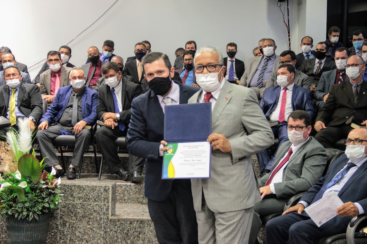 Presidente da Câmara entrega homenagem com “Voto de Louvor e Reconhecimento” ao pastor Roberto Varjão