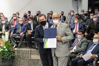 Presidente da Câmara entrega homenagem com “Voto de Louvor e Reconhecimento” ao pastor Roberto Varjão