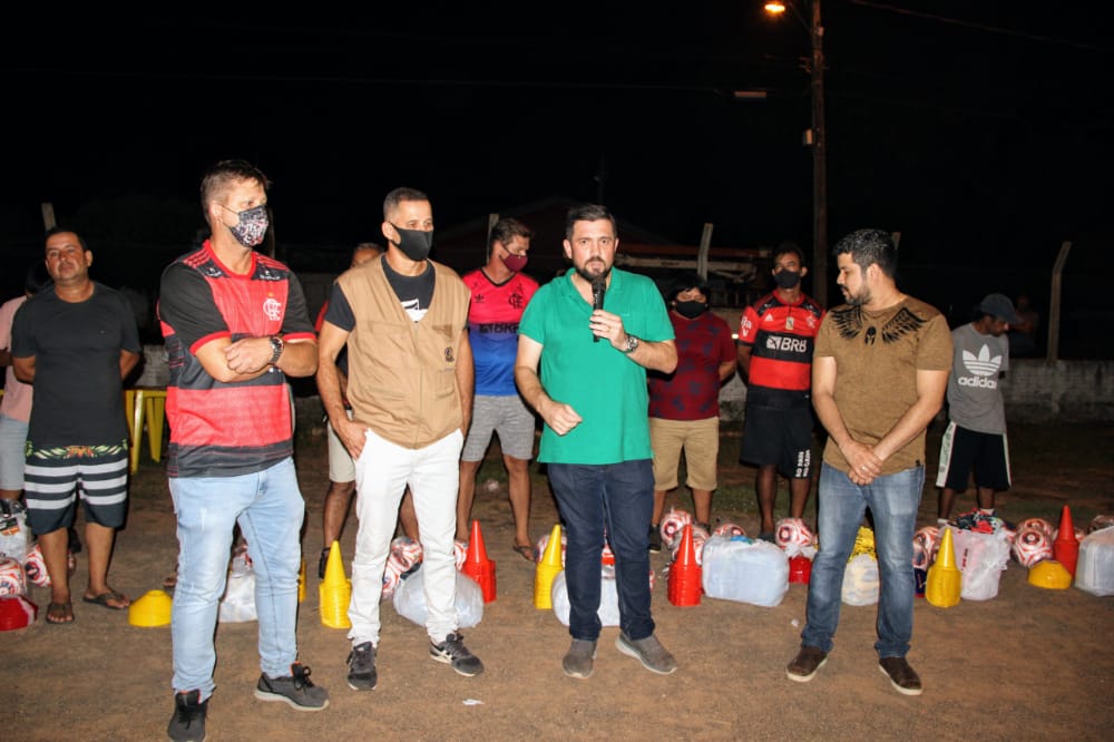 Presidente da Câmara entrega kits esportivos conquistado através de emenda do deputado Alex Redano