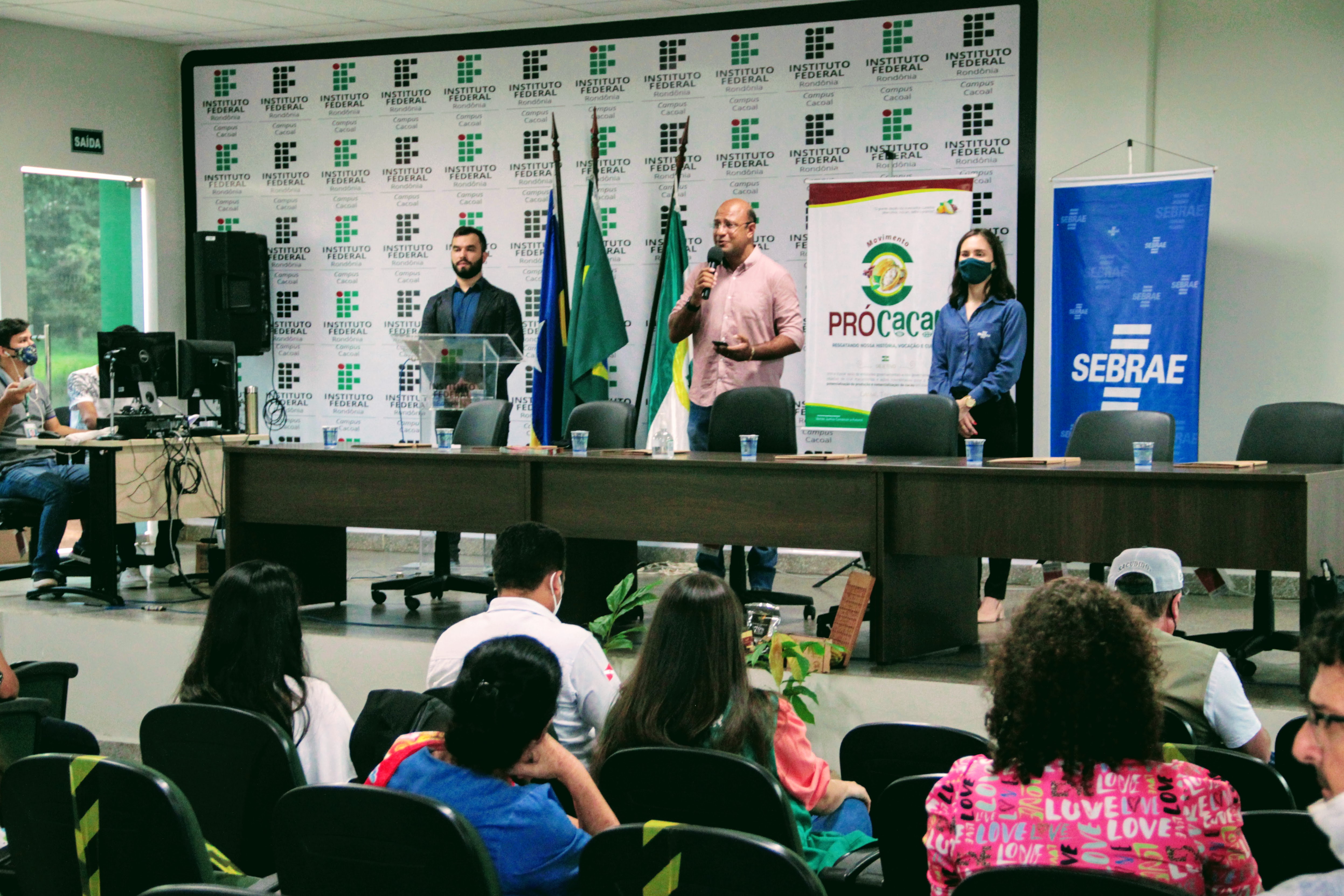 Vereadores participam da abertura do 1º Seminário Pró Cacau, o evento tem como tema "Oportunidades de desenvolvimento e mercado"