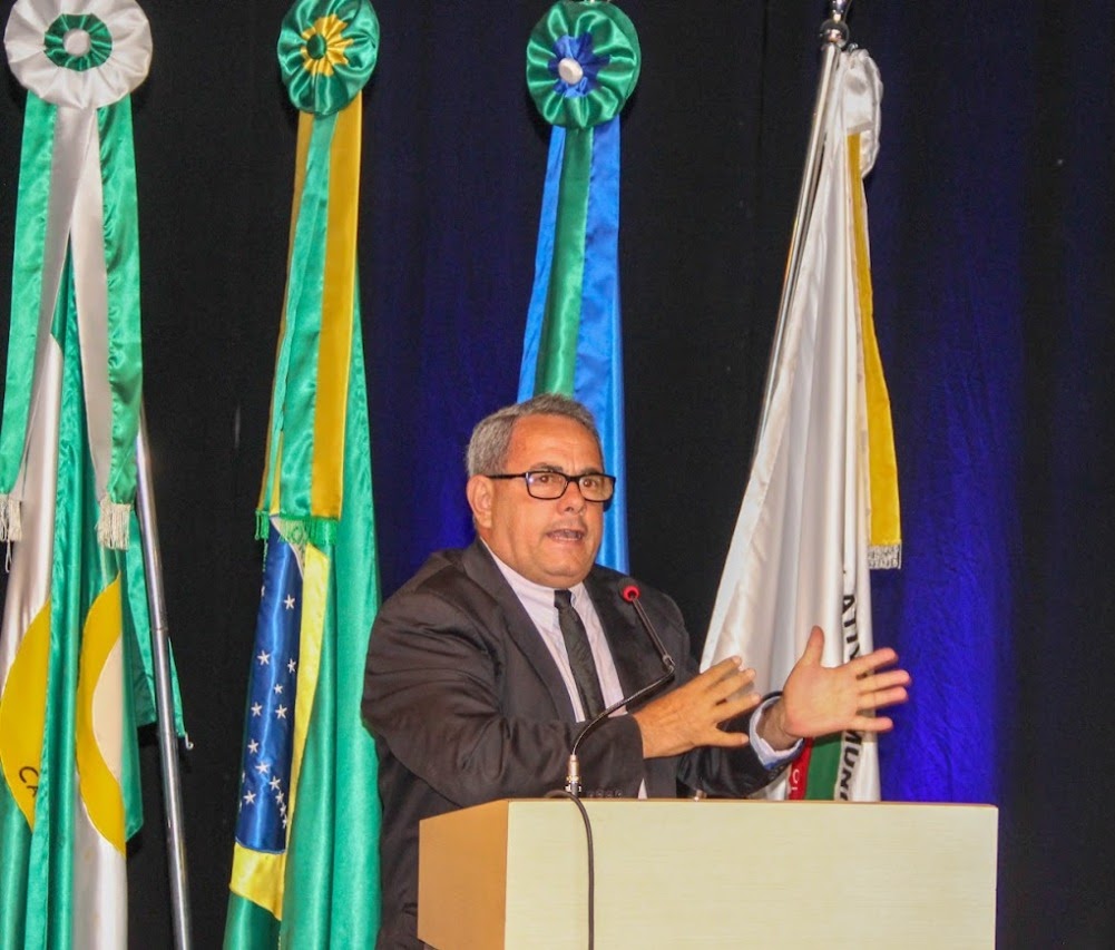 “Parem com essa conversa fiada de fechar Escola. Pára de comprar bicicletas e comece a reformar”, afirma vereador Corá