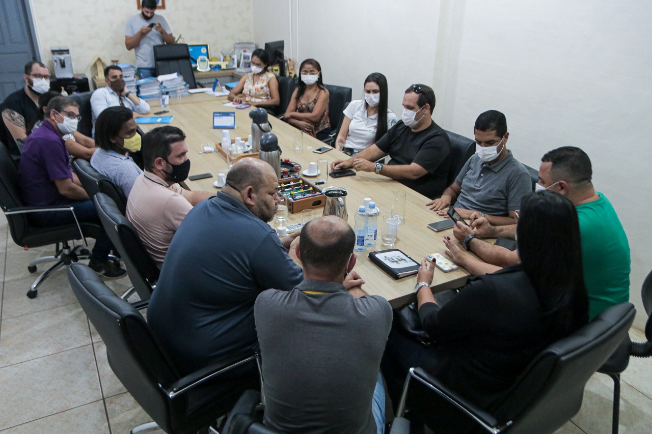 Vereadores Participam da reunião na prefeitura, para discutir tramitação de valorização aos servidores da área da saúde especializada