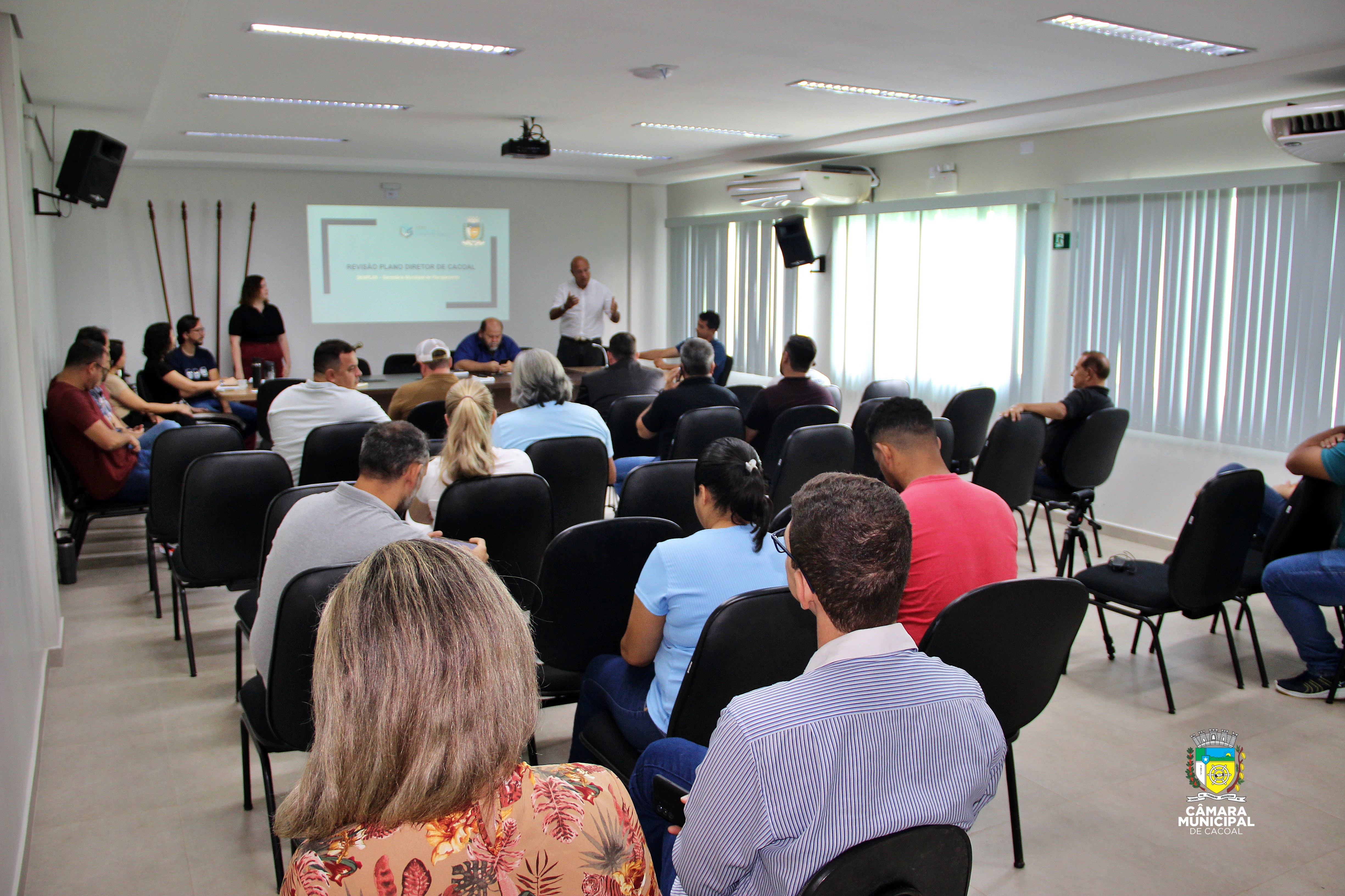 Equipe da SEMPLAN apresenta Plano Diretor de Cacoal aos Vereadores na Câmara Municipal