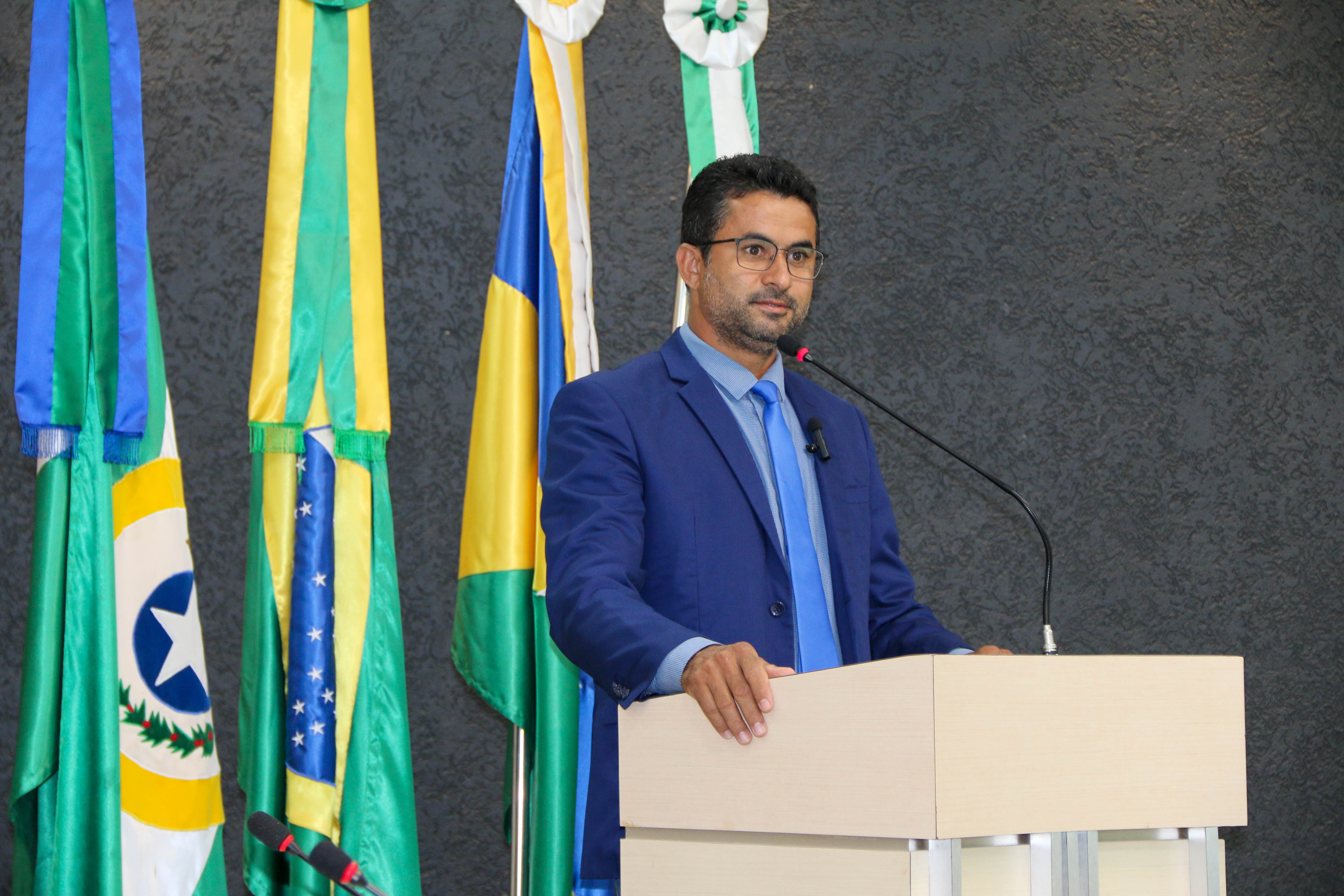 Vereador Minduin destaca obras em Cacoal durante discurso na Câmara Municipal