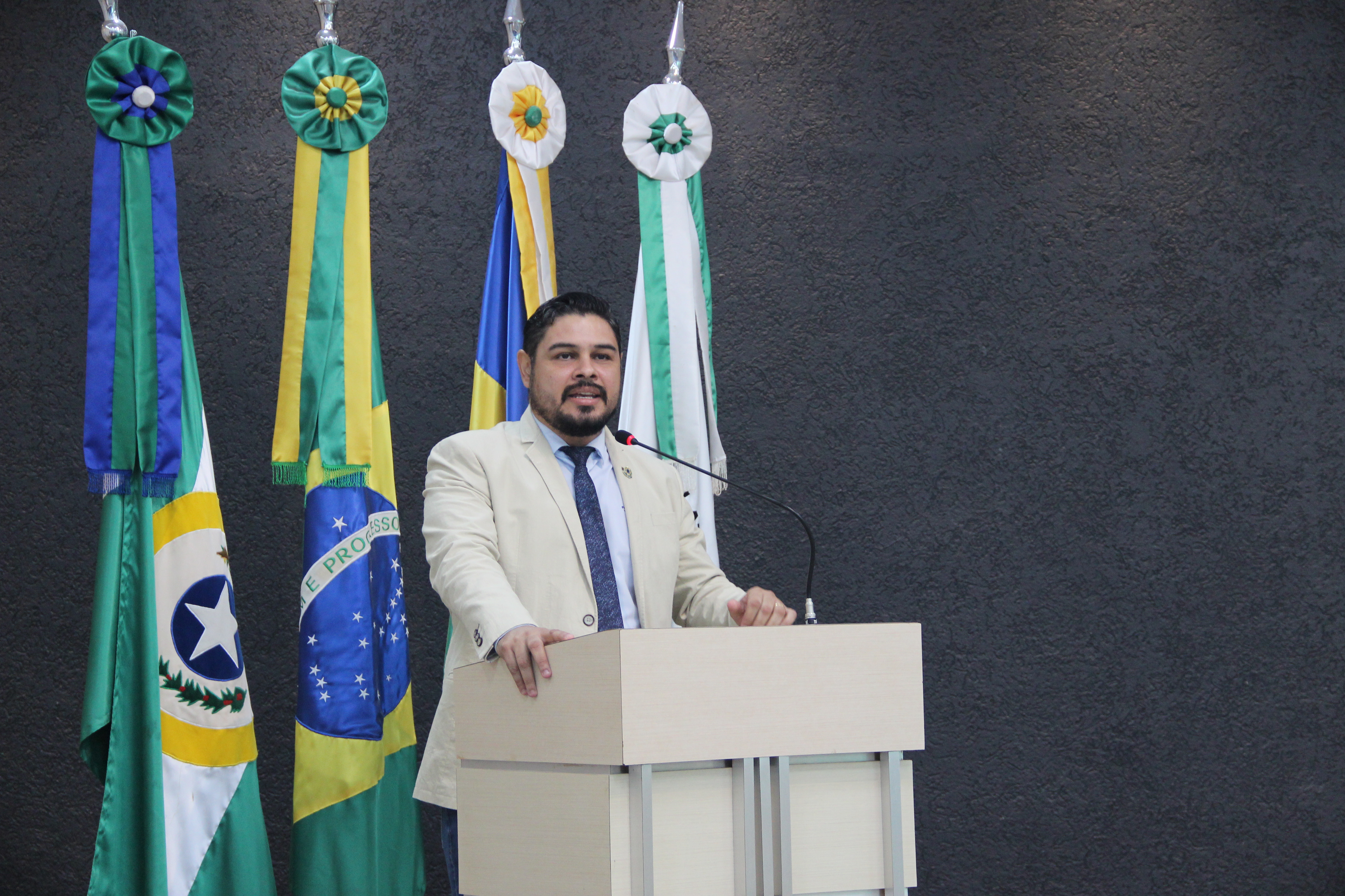Vereador Zivan Almeida destaca ações e transparência em seu discurso na Câmara de Cacoal