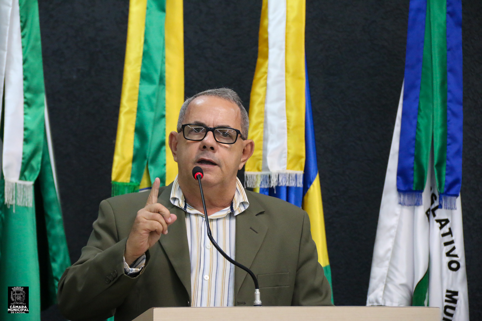 Feirantes de Cacoal (RO) são multados por estacionarem nos canteiros centrais