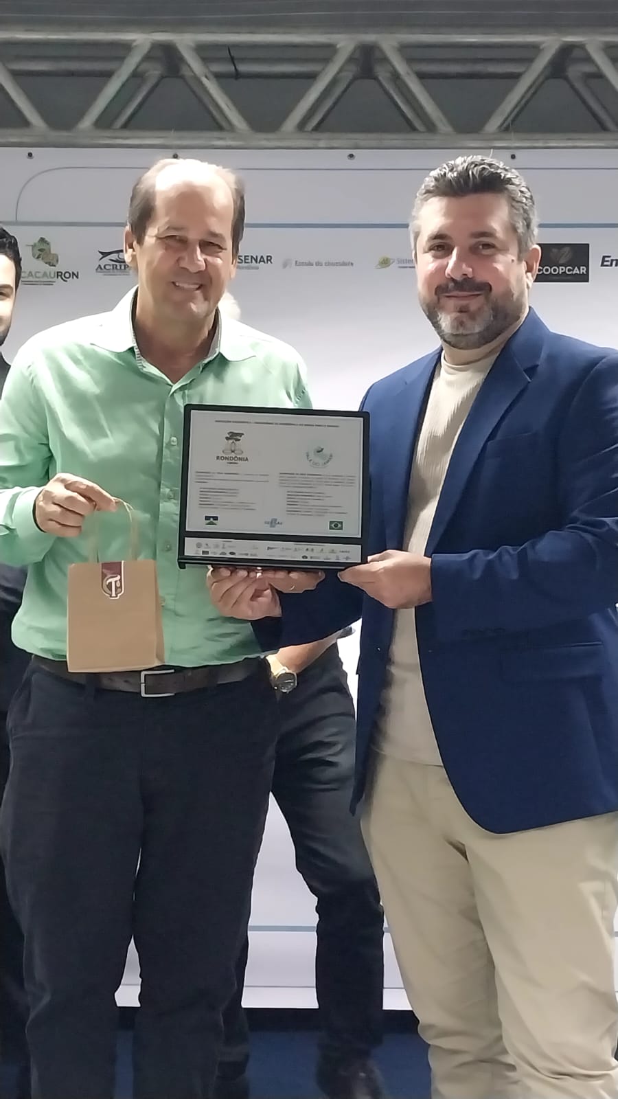 Vereador Romeu Moreira é Homenageado com Placa de Reconhecimento pela Valorização do Cacau de Rondônia