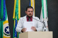 Vereador João Paulo Pichek destaca importância da educação e da transparência em discurso na Câmara de Cacoal